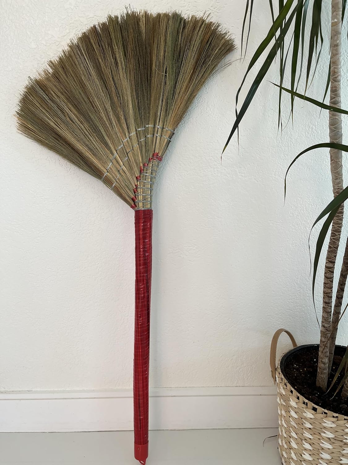 Coco Deluxe Vietnamese Natural Straw Broom /40" Handmade Soft Grass Broom for Indoor & Outdoor/Choi Bong Co Viet NAM Cao Cap (1)